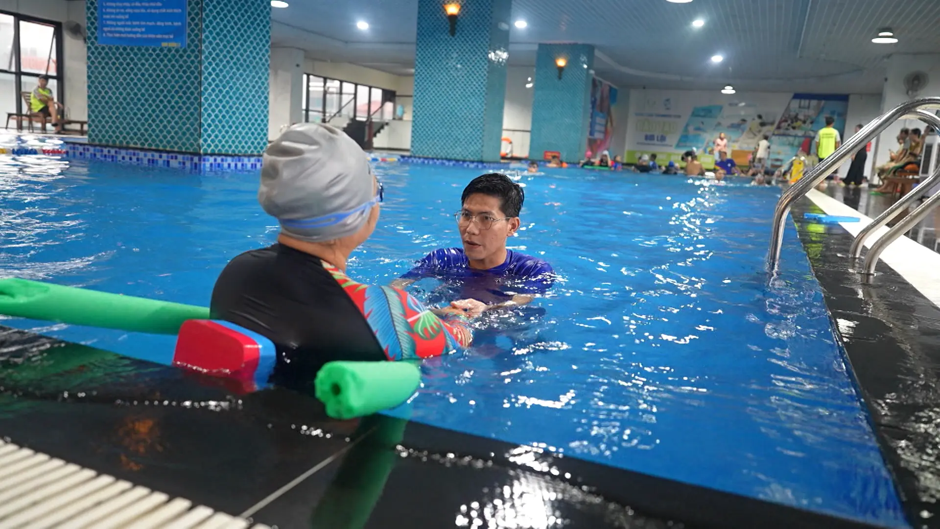 Làm việc ở bể bơi ngày hè